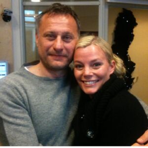 Gry Forssell Instagram - Idag är det på dagen 17år sedan jag började sända morgonradio på Mix Megapol. 🥳🤩 Tänk att jag fick världens roligaste jobb som jag älskar så mycket. Ett jobb som också har kommit att bli en livsstil där jag varje dag lär mig saker och där jag har fått så många nya vänner. (som under de här åren också har hunnit bli gamla vänner💕) Och när jag bläddrar bland mina bilder så slås jag av alla fantastiska, smarta, roliga och coola människor jag har fått (och fortfarande får) träffa. -På arbetstid! ❤️ @mixmegapol @gryforssellmedvanner