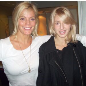 Gry Forssell Instagram - Idag är det på dagen 17år sedan jag började sända morgonradio på Mix Megapol. 🥳🤩 Tänk att jag fick världens roligaste jobb som jag älskar så mycket. Ett jobb som också har kommit att bli en livsstil där jag varje dag lär mig saker och där jag har fått så många nya vänner. (som under de här åren också har hunnit bli gamla vänner💕) Och när jag bläddrar bland mina bilder så slås jag av alla fantastiska, smarta, roliga och coola människor jag har fått (och fortfarande får) träffa. -På arbetstid! ❤️ @mixmegapol @gryforssellmedvanner