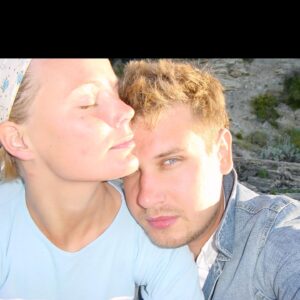 Gry Forssell Instagram - Första gången jag fick fira hans födelsedag  så fyllde han 23år vilket innebär att han ju var 22år när vi träffades. Betyder det att  han, när han nu fyller 45år har varit tillsammans med mig halva sitt liv? Eller var det bara så fram till igår?
Hjälp mig, jag kan inte räkna så långt. 
Men en sak vet jag och det är att jag fortfarande älskar honom.
Grattis @alexkossek ❤️