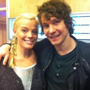Gry Forssell Instagram - Idag är det på dagen 17år sedan jag började sända morgonradio på Mix Megapol. 🥳🤩 Tänk att jag fick världens roligaste jobb som jag älskar så mycket. Ett jobb som också har kommit att bli en livsstil där jag varje dag lär mig saker och där jag har fått så många nya vänner. (som under de här åren också har hunnit bli gamla vänner💕) Och när jag bläddrar bland mina bilder så slås jag av alla fantastiska, smarta, roliga och coola människor jag har fått (och fortfarande får) träffa. -På arbetstid! ❤️ @mixmegapol @gryforssellmedvanner