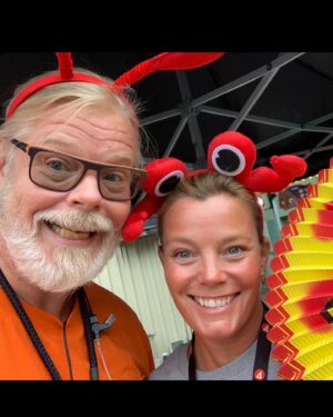 Gry Forssell Instagram - TUTA! 🎡🎠 De enorma mängder KUL vi har haft tillsammans genom årtionden är något jag är så otroligt tacksam och glad för. Oavsett om det är på jobbet eller fritiden så är du alltid generös, omtänksam, rolig, snäll …och nu också skitgammal. 🤣😅😍❤️ Stort STORT grattis på födelsedagen finaste HvZ. Detta skall firas!!