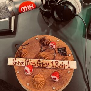 Gry Forssell Instagram - Jag fyller 18år idag! 📻❤️
18år med morgonradio på Mix Megapol och SÅ många minnen, möten, skratt och erfarenheter. Och bilder, tydligen. 😄Tack alla ni som lyssnar eller någonsin har lyssnat och alla ni underbara som hänger med oss på morgnarna och tack till alla fantastiska vänner jag har har på eller från radion. Ni är bäst. ❤️ @gryforssellmedvanner @mixmegapol