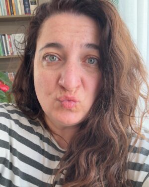 Gülçin Kültür Şahin Instagram - Güneş gördün çek ☀️ #haftalıkselfieraporum güneşin hakkını verdiğimi söylüyor 🤳🙋🏻‍♀️