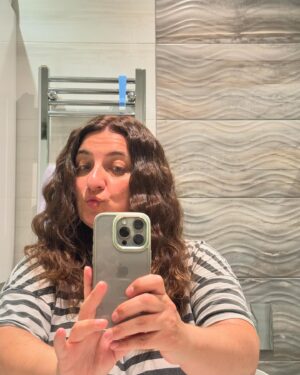 Gülçin Kültür Şahin Instagram - Güneş gördün çek ☀️ #haftalıkselfieraporum güneşin hakkını verdiğimi söylüyor 🤳🙋🏻‍♀️