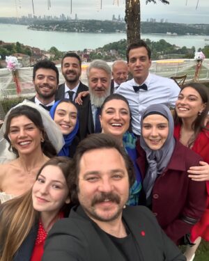Gülçin Kültür Şahin Instagram - Nuran 🙋🏻‍♀️ 

-Son çekim günü hiç duygulanmadım diye atıp tuttuklarım iyi ki bu satırları yazarken beni görmüyor-

Of 🥹 #ömer #herkesiçokseviyorum