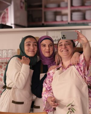 Gülçin Kültür Şahin Instagram - Nuran 🙋🏻‍♀️ 

-Son çekim günü hiç duygulanmadım diye atıp tuttuklarım iyi ki bu satırları yazarken beni görmüyor-

Of 🥹 #ömer #herkesiçokseviyorum
