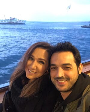 Gülhan Tekin Instagram - Filtresiz, apaçık, saf sevgili, vapurlu, akşamüstülü ve zavallı selfi mecburu koca 😁  @benhasanelmas