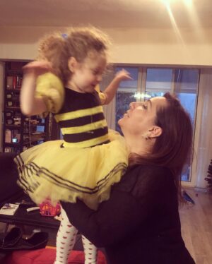 Gülhan Tekin Instagram - Karantina günlerinde eeeeennnnn çok özlediğim Lisaaaa💕tam bir bal böceği olduğu günden #tbt yapayım bari 🐝 Lisoşum, Gülü seni çok özledi🥰 @lisaparlak