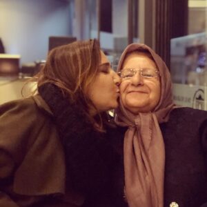 Gülhan Tekin Instagram - Bana verdiğin cana, verdiğin sevgiye, verdiğin akıla, şefkatine, adaletine, kusursuz, tartışmasız insan kalbine şükürler olsun 🙏 Seni çok seviyorum annem. Her günün kutlu olsun. @zehratekin48