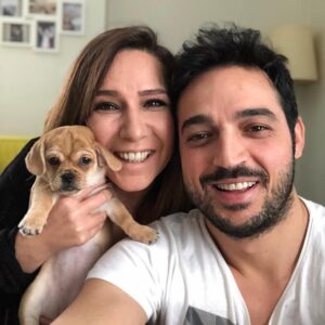 Gülhan Tekin Instagram - Bunu yapmam mı sandınız? 😂
Herkese mutlu yıllar 👨🏻🐶👩🏻 #2019 #verahanım