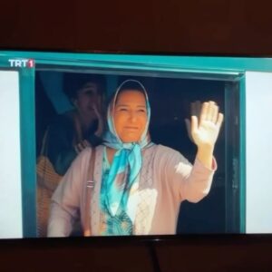 Gülhan Tekin Instagram - Güçlü kadınları oynamayı hep sevdim. Günşıl da küçücük dünyasına büyük hayaller sığdıran bir güçlü kadındı. Umarım kendine inanan tüm kadınlara ufak da olsa bir şey katmıştır. Bana kattıkları için teşekkür ederim. Hoşçakal Gedelli. 👋 #gönüldağı