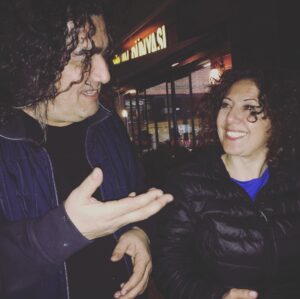 Günay Karacaoğlu Instagram - Harunum antakyalım...elleri kolları boyalım,kimse bilmez yaptıklarını,baba sahnede emeği kıymetli kendi güzel,gülü en güzel...
