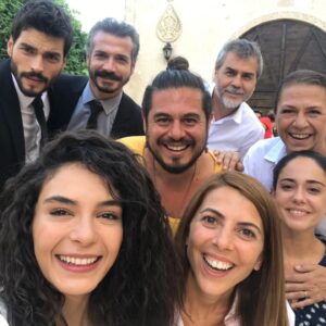 Güneş Hayat Instagram - Biz akşama hazırız😍 Can ekip❤️ Akşam buluşmak üzere😀 #hercaidizi #miayapım #atv 🧿🦋 @mia_yapim @atvturkiye @hercaidizi