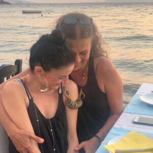 Güneş Hayat Instagram - Canım Jehan❤️🧿 Canım @jehanintakilari 😍 Çok beğendim dedim, ikiletmedi, güzel elceğizleriyle yaptı, boynuma taktı🙏❤️ Emeğine sağlık🙏🌸 Çok seviyom kız seni🥰
#jehanbarbur #gümüşlük #mutluluk