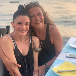 Güneş Hayat Instagram - Canım Jehan❤️🧿 Canım @jehanintakilari 😍 Çok beğendim dedim, ikiletmedi, güzel elceğizleriyle yaptı, boynuma taktı🙏❤️ Emeğine sağlık🙏🌸 Çok seviyom kız seni🥰
#jehanbarbur #gümüşlük #mutluluk
