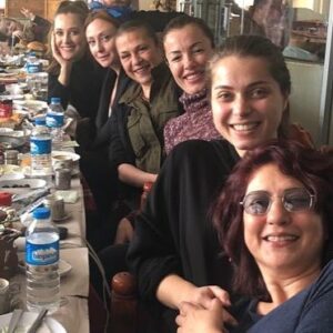 Güneş Hayat Instagram - Hercai kadınları pazar kahvaltısı❤️🦋 #hercaidizi #miafilm #atv #canlar❤️