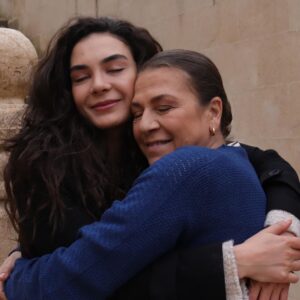 Güneş Hayat Instagram - İşte cancanım❤️ Onunla çalışmak büyük keyif😍 Şimdilik hoşçakalın😍 Sezonda buluşmak dileğiyle🙏❤️ #hercai #miafilm #atv Herkese teşekkürler🙏 İyi ki varsınız🙏❤️🦋