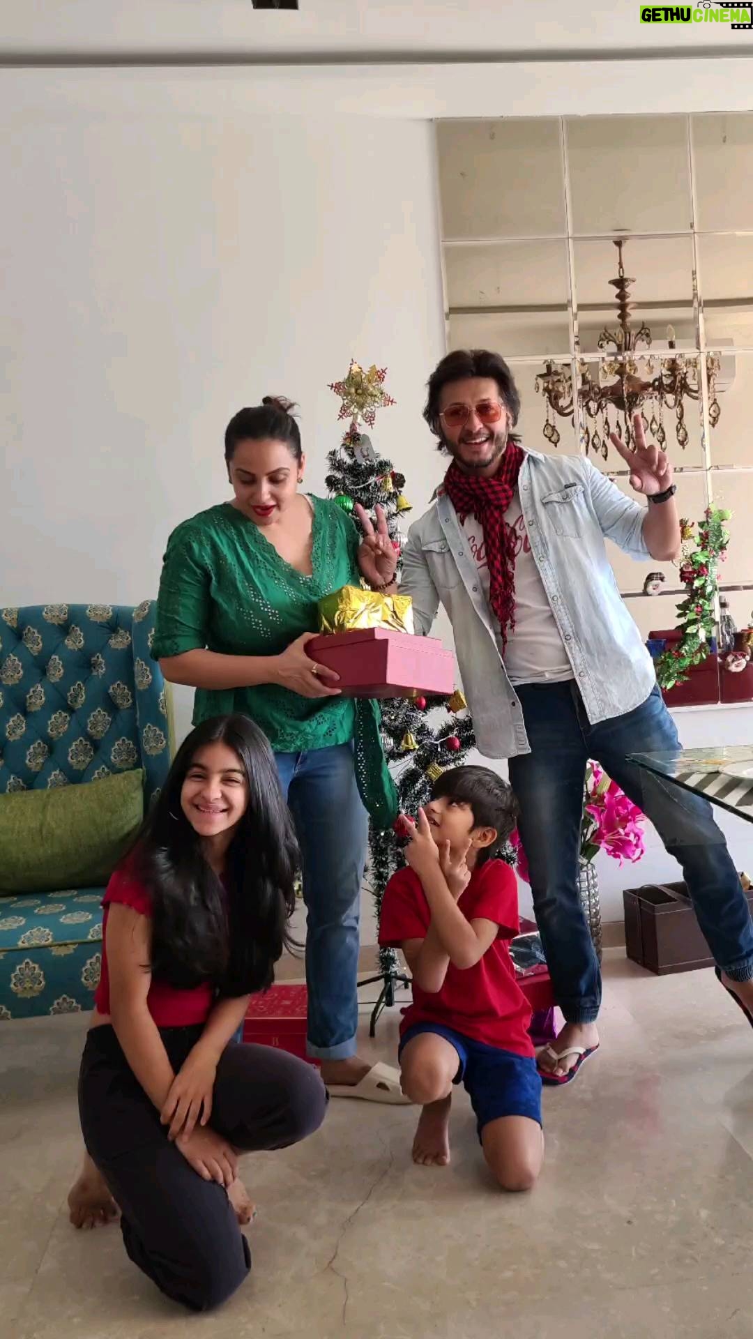 Gurdeep Kohli Instagram - Merry Christmas everyone. 🎅🌲from us to you. Love & Light always❤️ @meherpunjj #arjunpunjj #gurdippunjj