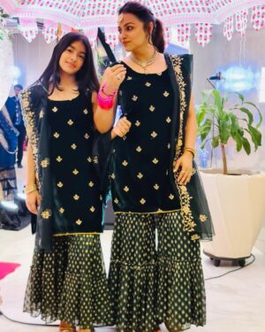 Gurdeep Kohli Instagram - Twining or Matching Matching 
It's fun dressing up with my bestie😘😘
@meherpunjj 
We love our sharara sets @monkandmei
#dressupgoals😍 #motherndaughterduo😍 #indianweardesigns #designerwear