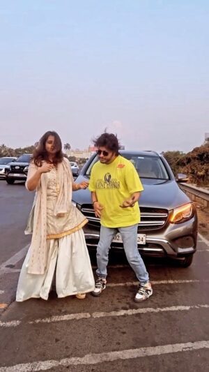 Gurdeep Kohli Instagram - When stuck in traffic🙄🙄
Bas sabka chalta rahe aur 2023 mein Badta rahe🥳🥳 
Baaki sab theek??? #pagalpantibhijarurihai😝 
#longdrive🚗 #familygoals #reels #arjunpunjj #gurdippunjj @meherpunjj #mahirpunjj