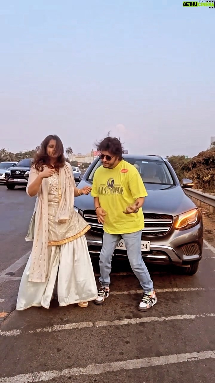 Gurdeep Kohli - 5.3K Likes - When stuck in traffic🙄🙄
Bas sabka chalta rahe aur 2023 mein Badta rahe🥳🥳
Baaki sab theek??? #pagalpantibhijarurihai😝
#longdrive🚗 #familygoals #reels #arjunpunjj #gurdippunjj @meherpunjj #mahirpunjj