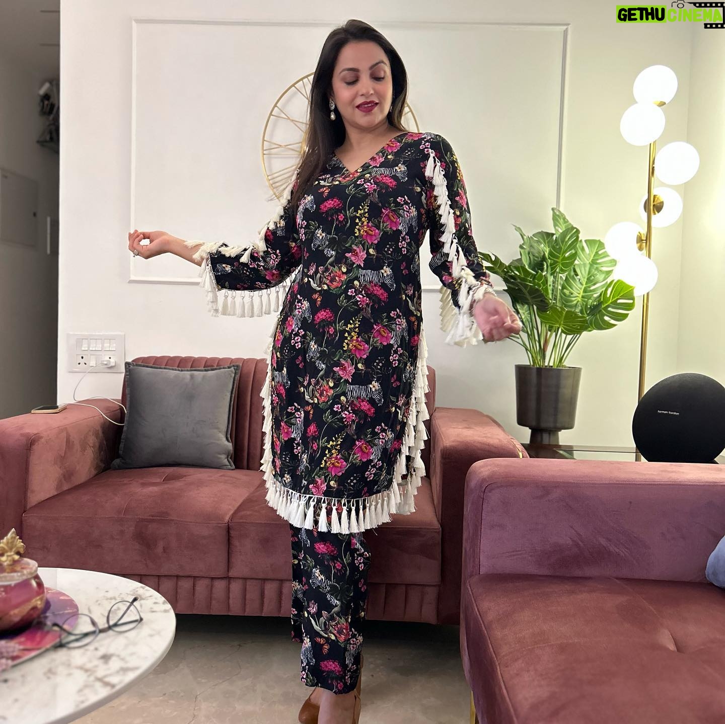Gurdeep Kohli Instagram - This season you can't get away without a co-ord set. My version of the trendsetter. #instgramfashionstyle❤️❤️ #coordset #instagramfasion#trendsetter #poser thankyou @label_rosaria loved your design❤️