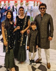 Gurdeep Kohli Instagram - Wishing you All a Very Happy Lohri 🔥Lohri diyan lakh lakh Wadhaiyaan... #happylohri #lohri @meherpunjj #mahirpunjj #arjunpunjj #gurdippunjj