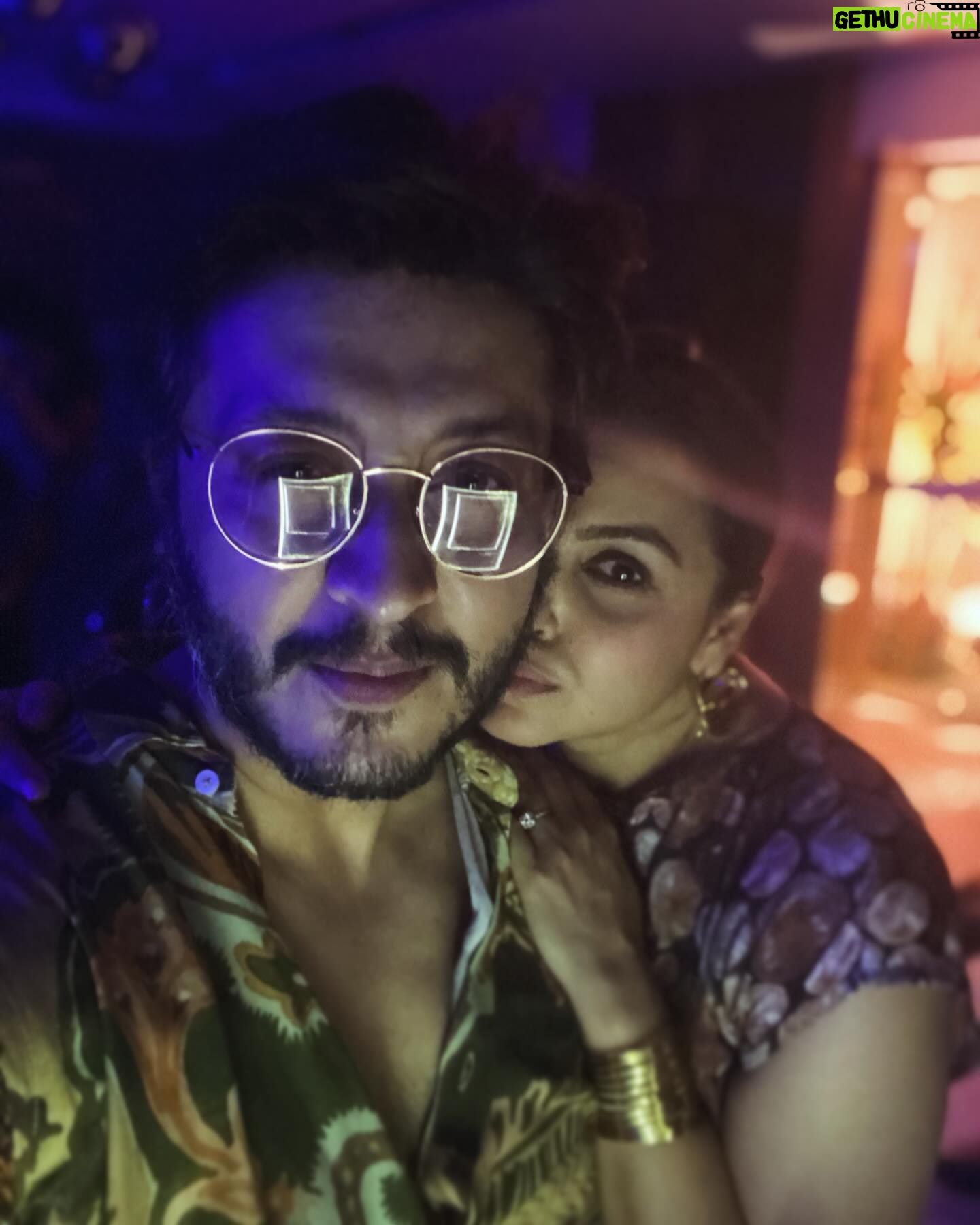 Gurdeep Kohli Instagram - Weekend Blury nights… 🕺🏼💃🏻❤️🍾#blurrynights #weekend #gurdippunjj #arjunpunjj