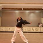Gurdeep Kohli Instagram - She’s quiet. A tad reticent. But when she moves, taciturn she isn’t ! Her dance speaks ! Meher you are beautiful THE WORLD DANCE SCHOOL COMMERCIAL DIVISION @theworlddanceschoolindia @meherpunjj #meherpunjj
