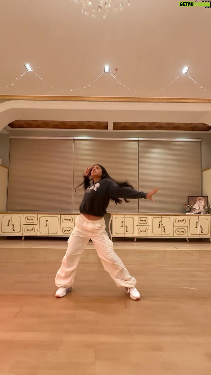 Gurdeep Kohli Instagram - She’s quiet. A tad reticent. But when she moves, taciturn she isn’t ! Her dance speaks ! Meher you are beautiful THE WORLD DANCE SCHOOL COMMERCIAL DIVISION @theworlddanceschoolindia @meherpunjj #meherpunjj
