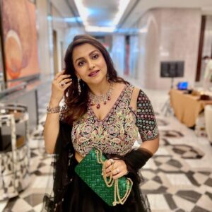 Gurdeep Kohli Instagram - See the lights… spot the red carpet
Ditch the gown wear the lehengaaaa.
#partyscences #myredcarpetmoment
#lovethemehengalehenga
 Wearing @sonaligarglabel 
Styled by @twishha_g