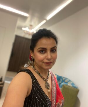 Gurdeep Kohli Instagram - Diwali still hanging around…
This Diwali was special we moved into our new home….
It’s so much fun settling in ,creating new spaces for some old some new pieces. Still lots to do… wanna give attention to every nook n corner… putting my best together.
Extremely grateful for our new beginnings.
Happy Diwali once again🪔🪔🪔🪔
Wish u all love light n lots of laughter🧿🧿