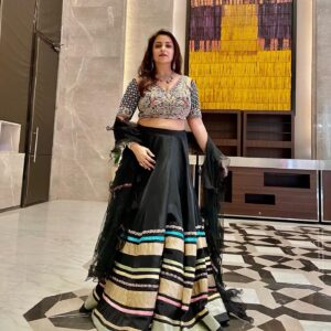 Gurdeep Kohli Instagram - See the lights… spot the red carpet
Ditch the gown wear the lehengaaaa.
#partyscences #myredcarpetmoment
#lovethemehengalehenga
 Wearing @sonaligarglabel 
Styled by @twishha_g