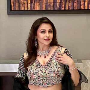 Gurdeep Kohli Instagram - See the lights… spot the red carpet
Ditch the gown wear the lehengaaaa.
#partyscences #myredcarpetmoment
#lovethemehengalehenga
 Wearing @sonaligarglabel 
Styled by @twishha_g