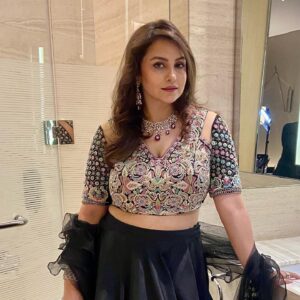 Gurdeep Kohli Instagram - See the lights… spot the red carpet
Ditch the gown wear the lehengaaaa.
#partyscences #myredcarpetmoment
#lovethemehengalehenga
 Wearing @sonaligarglabel 
Styled by @twishha_g