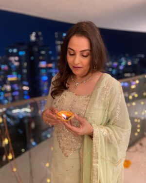 Gurdeep Kohli Instagram - Happy Dhanteras my Insta family 🤗🤗
Let the festivities begin….🥳🥳🎉🎉@pannasareesofficial
#festivalseason #indianwear #indianactress #traditionalwear #festivevibes✨