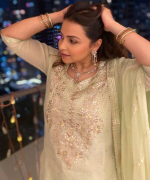 Gurdeep Kohli Instagram - Happy Dhanteras my Insta family 🤗🤗
Let the festivities begin….🥳🥳🎉🎉@pannasareesofficial
#festivalseason #indianwear #indianactress #traditionalwear #festivevibes✨