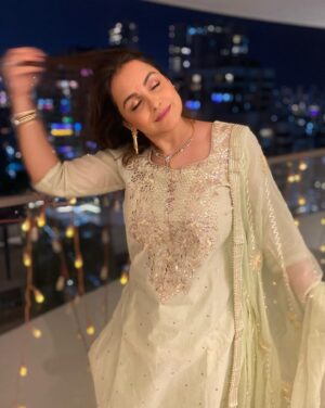 Gurdeep Kohli Instagram - Happy Dhanteras my Insta family 🤗🤗
Let the festivities begin….🥳🥳🎉🎉@pannasareesofficial
#festivalseason #indianwear #indianactress #traditionalwear #festivevibes✨