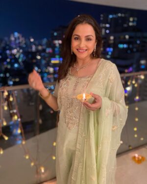 Gurdeep Kohli Instagram - Happy Dhanteras my Insta family 🤗🤗
Let the festivities begin….🥳🥳🎉🎉@pannasareesofficial
#festivalseason #indianwear #indianactress #traditionalwear #festivevibes✨