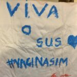 Guta Stresser Instagram - Procurando meus óculos de perto para escrever essa legenda. Não achei. São tantas caixas e mofo e coisas inúteis, cacaria mesmo, mas … eis que em meio ao Caos, acha-se algumas pérolas. Livros queridos, objetos, pequenas surpresas que vão chegando com a mudança, que passou um empilhado de meses, que chegou há um ano em um depósito em Curitiba. Ontem veio tudo para a “meia água” que pude comprar aqui, fruto, após pagar muitas dívidas, da venda de um apto no Rio, perto do Projac 🙄😅 que eu tinha comprado com meu FGTS. Ou seja: é pequeno, está entulhado como obra do @jose_bechara , mas é meu! Obrigado a minha profissão, tão instável, tão sofrida, ainda mais por essas bandas e nos últimos anos, mas que me deu meu “chão zinho” e um lugar para entulhar e chamar de Lar 🏡 (além das boas surpresas que chegam nas caixas e que já me fizeram chorar baldes com as lembranças lindas, de uma fase linda da minha vida que nunca terá simplesmente ficado para trás, porque vai comigo para onde eu for, para onde Deus quiser que eu vá! )🙏🏼❤️⭐️☺️💧🥰🙌 . . . . #gutastresser #mudança #tbt❤️ #mudanças #oqueseleva #oqueselevadavidaéavidaqueseleva #curitiba #novolar #lardocelar🏡 #minhacasaminhasregras