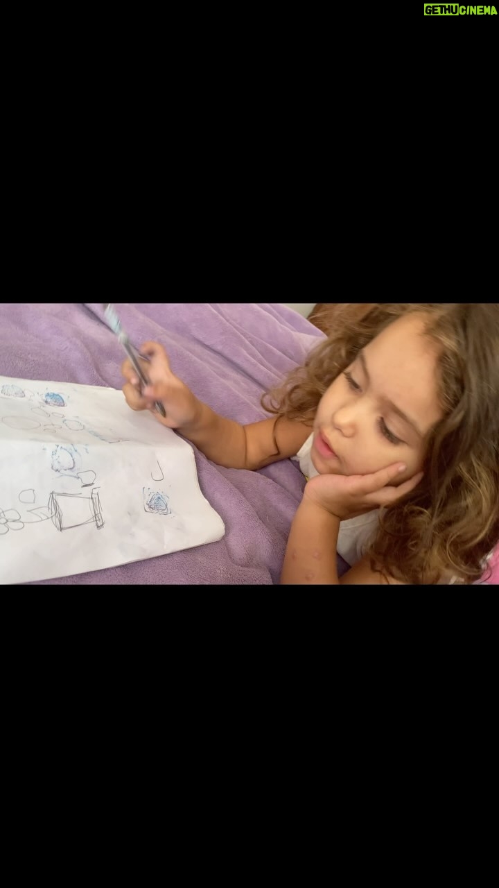 Guta Stresser Instagram - Um dia normal por aqui brincando de faz de conta com a sobrinha Sophia que faz uma mãe e uma professora dignas de um Oscar!!! Criança é demais!! E algo me diz que a Sophia vai ser atriz (ou diretora! E das brabas!!! 😅) Boa Semana Amigos Daqui do Insta!!! #sobrinhasophia #tiaguta #domingo #brincadeiradecriança #fazdeconta #gutareels #gutastresser