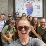 Guta Stresser Instagram – Amanhã a gente reestreia Os Analfabetos 🫀 no Mini-Guaíra 🙏🏼 Teatro no qual estreei como atriz e que faz parte da minha história e pelo qual tenho um afeto gigante! O Mini Auditório Glauco Flores de Sá Brito ❤️ Coisa de curitibana raiz!!! Com 13 anos comecei (como atriz) naquele palco. Nesse mesmo palco. Onde assisti gênios (as, x) do Teatro Curitibano (que quem passa por ali é mais “prata da casa” msm!! Forasteiros são bem vindos, mas poucos tiveram a honra e o prazer de representar no Mini Guaíra. O Mini é Coisa Nossa!!! ) E portanto, a partir de amanhã, já no esquenta para o #fringe no ICÔNICO @festivaldecuritiba lá vamos nós, a Cia À Curitibana apresentar (depois do sucesso na #carpintaria do @teatroguaira ) 
OS ANALFABETOS 🫀 sexta, sábado e domingo – 22,23,24/03 no Mini Guaíra, com #dramaturgiainclusiva e #traducaosimultaneaemlibras com ingressos gratuitos (chega uma hora antes e retira o seu ingresso 🎟️) as 19h a gente estará dando o terceiro sinal 🎭🎪🎭 Venha RESPEITÁVEL PÚBLICO ❤️
.
.
.
.
#teatro #miniguaíra #glaucofloresdesabrito #curitiba #osanalfabetos #préfestival #esquenta #traduçãoemlibras #dramaturgiainclusiva #àcuritibana #gutastresser #elenco #adrianopetermann #stellamaris #guenialemos #gabrielgorosito #andersonfregolente #elisanjr #curitiba