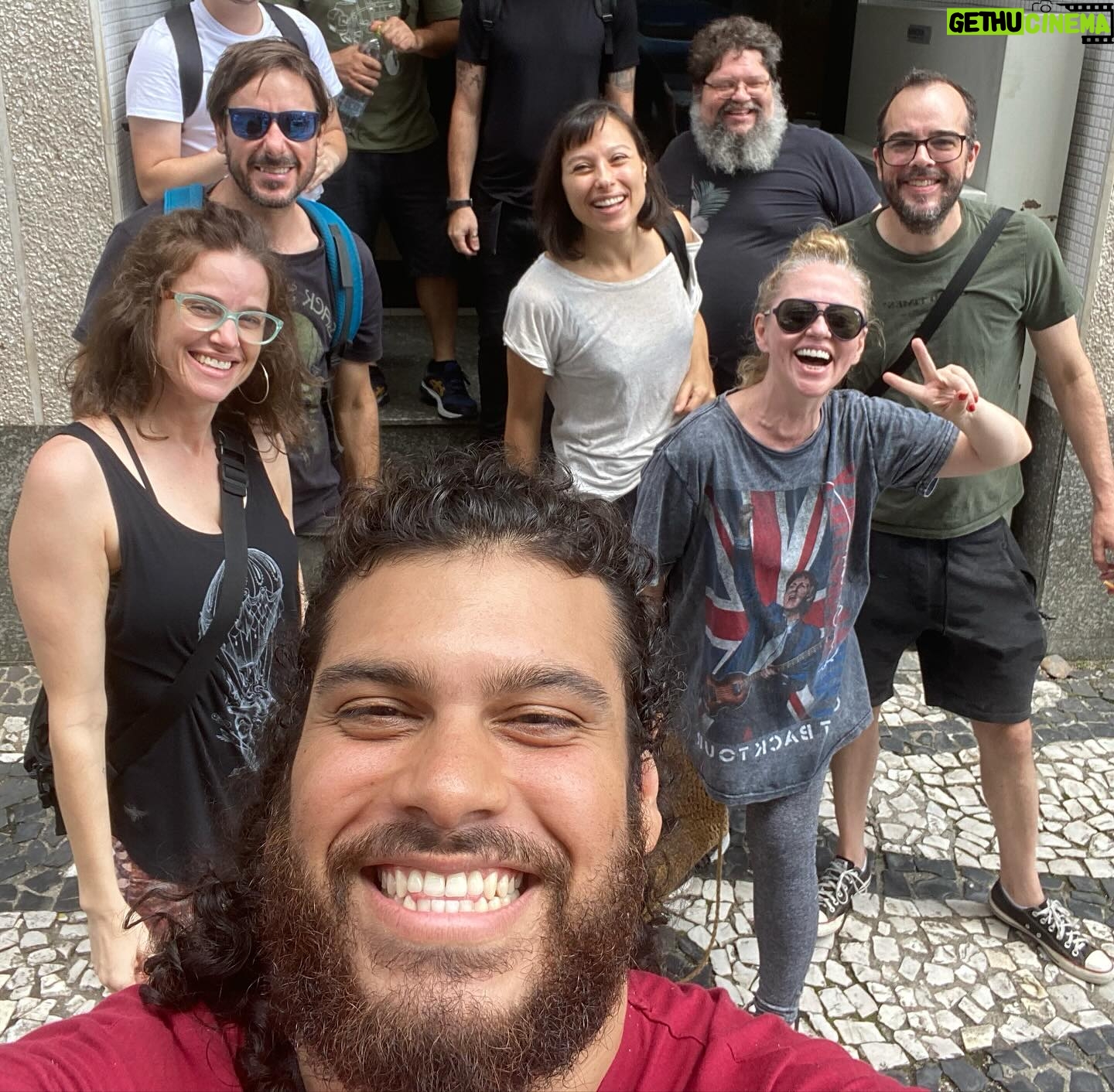 Guta Stresser - 0.9K Likes - Amanhã a gente reestreia Os Analfabetos 🫀 no Mini-Guaíra 🙏🏼 Teatro no qual estreei como atriz e que faz parte da minha história e pelo qual tenho um afeto gigante! O Mini Auditório Glauco Flores de Sá Brito ❤️ Coisa de curitibana raiz!!! Com 13 anos comecei (como atriz) naquele palco. Nesse mesmo palco. Onde assisti gênios (as, x) do Teatro Curitibano (que quem passa por ali é mais “prata da casa” msm!! Forasteiros são bem vindos, mas poucos tiveram a honra e o prazer de representar no Mini Guaíra. O Mini é Coisa Nossa!!! ) E portanto, a partir de amanhã, já no esquenta para o #fringe no ICÔNICO @festivaldecuritiba lá vamos nós, a Cia À Curitibana apresentar (depois do sucesso na #carpintaria do @teatroguaira )
OS ANALFABETOS 🫀 sexta, sábado e domingo - 22,23,24/03 no Mini Guaíra, com #dramaturgiainclusiva e #traducaosimultaneaemlibras com ingressos gratuitos (chega uma hora antes e retira o seu ingresso 🎟️) as 19h a gente estará dando o terceiro sinal 🎭🎪🎭 Venha RESPEITÁVEL PÚBLICO ❤️
.
.
.
.
#teatro #miniguaíra #glaucofloresdesabrito #curitiba #osanalfabetos #préfestival #esquenta #traduçãoemlibras #dramaturgiainclusiva #àcuritibana #gutastresser #elenco #adrianopetermann #stellamaris #guenialemos #gabrielgorosito #andersonfregolente #elisanjr #curitiba