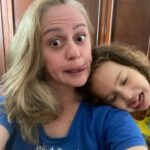 Guta Stresser Instagram – FELIZ PÁSCOA 🐰 
Que a alegria e a pureza das crianças nos lembre a importância da chegada do Coelhinho “… Come chocolates, pequena” já disse O Poeta 🫣🐰 E que nossos corações em Cristo RESSUSCITEM para o AMOR e a PAZ ☮️❤️🐰🌾🩷 
.
.
.
.
#felizpáscoa #gutastresser #tiaguta #sobrinhasophia💕 #sophialabatut #páscoadepaz #pazeamor #peaceandlove