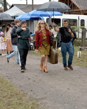 Guta Stresser Instagram - Ontem, 15/05, começamos os trabalhos rodando o filme #otempodadelicadeza em #Morretes #paraná 👉🏽 produção da #PioliFilmes @3tabelafilmes com direção e roteiro do Eduardo Nunes. O still é da @dannipersonn (maravilhosos!) ❤️🎬 Uma delícia de equipe e de elenco, um super diretor e diretor de fotografia que se entendem e estão trabalhando juntos há anos, em vários filmes. Uma dupla, além de talentosa, afinada! Temos a @lubuarque2000 nos figurinos e a Kenia na caracterização (dignos de um Oscar!!👏👏) E eu estou amando dar vida à Kelly, aqui vão as primeiras fotos dela na cena gravada ontem, em locação maravilhosa com direito a trem 🚂 montanhas e nuvens ☁️ 
👉🏽 E vc? Gostou do visual da #kelly ??? Vamos que vamos!!!
.
.
.
.
#gutastresser #atriz #filme #otempodadelicadeza #elenco #kelly