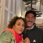 Guta Stresser Instagram - Amigos, cerveja e Morretes. Combinação perfeita!! Após o início das filmagens de #otempodadelicadeza , pausa para olhar o rio correr, papear e brindar à vida!!! Ah!! A Vida! . . . . #gutastresser #morretes #paulodaher #dani #pósfilmagem #rionhundiaquara #amigos