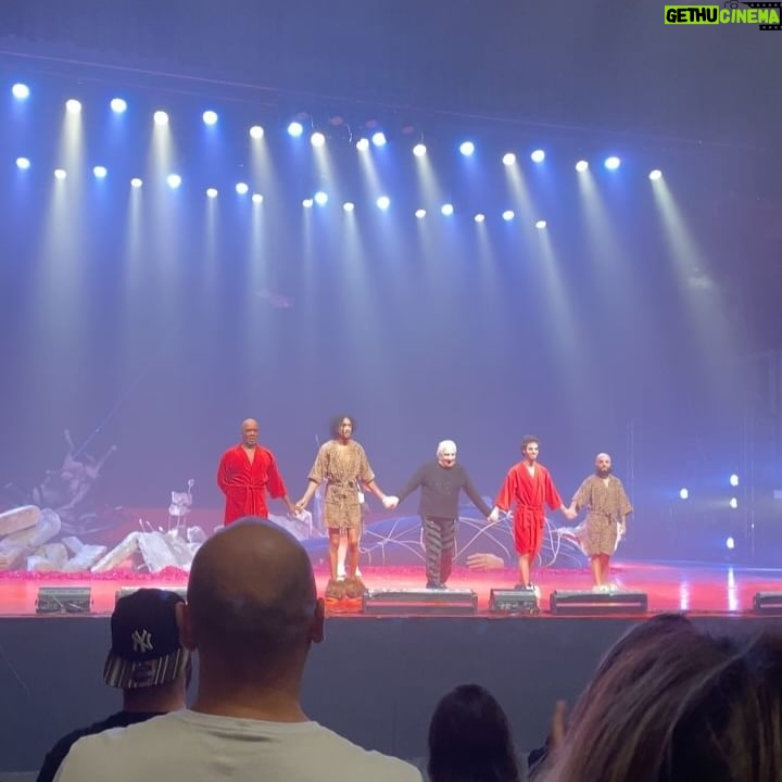 Guta Stresser - 16.8K Likes - A gente não é muito bom de selfie… mas também, pra que ser bom de selfie quando vc tem o privilégio de assistir esse gigante em cena? A peça #Otraidor com o genial ator @marconaniniator e direção e concepção de @geraldthomas1 é poesia pura, é PHODDA, emocionante e humorada na justa medida, precisa e lindamente orquestrada, iluminada, bem vestida e embalada, um deleite. E assistir o Nanini em cena é daqueles momentos que a gente pensa: “zerei a vida”. Que ator, senhoras e senhores!! Que ator!!!!
.
.
.
.
#marconanini #ator #otraidor #festivaldecuritiba #teatro #guairão 🎭 #cultura #teatroguaíra #geraldthomas