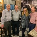 Guta Stresser Instagram - Representando (eu e meu irmão @ronaldstresser ) o pai Ronald Sanson Stresser e o avô Adherbal G Stresser no icônico jantar anual do #DiarioDoParaná - no restaurante #imperial - centro de Curitiba, onde funcionava a Redação, escritórios e Editorial do extinto diário. (… na dúvida se nesse prédio já funcionava a “prensa” de origem alemã, se não me engano.) Na foto com o icônico fotógrafo #kalkbrenner e o jornalista #RenatoRibas 📸📺💡 . . . . #gutastresser #kalkbrenner #renatoribas #diariodoparaná #ronaldstresser #aderbalstresser #jornalismo #comunicaçao