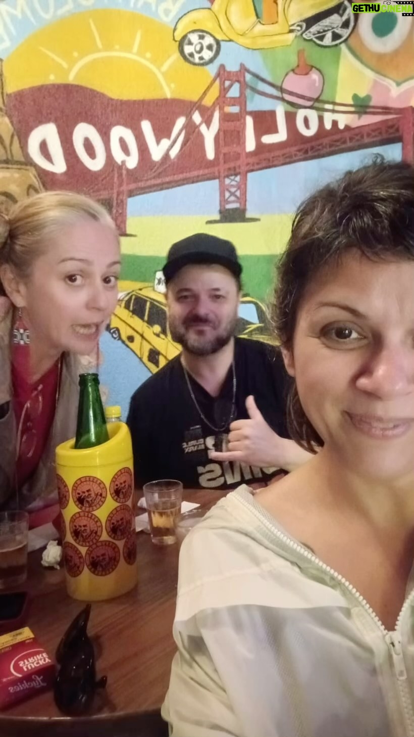 Guta Stresser Instagram - Almoço com o amigo Gus “Sem Insta”, que era “veterano” no meu primeiro grupo de Teatro, o do colégio, em 86!! Depois fechamos o dia lindo com chave de ouro tomando uma cervejinha no @omundoeteubartolomeu com a amiga @lizisuee “Com Insta” que mesmo tendo conhecido recentemente, é como se conhecesse da vida toda! 🫶🏽 #gutastresser #lizisuee #gus #curitiba #omundoeteubartolomeu #amigos #happyhour #horafeliz