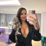 Hélène Boudreau Instagram – my obsession over mirror pictures🪞